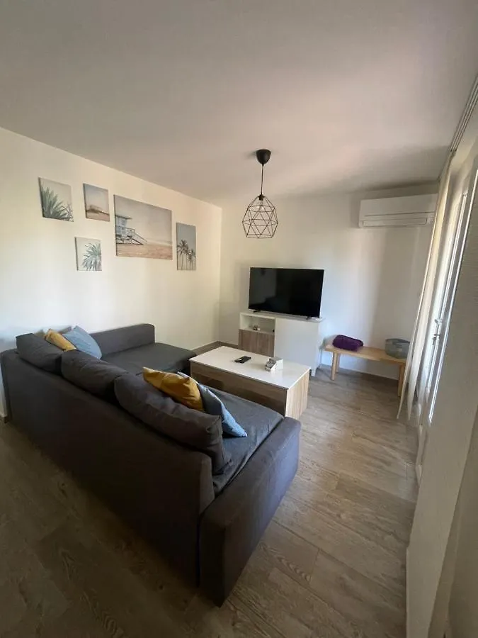 Appartement Proche Mer Avec Terrasse Et Jardin Privatif Hyeres 0*,  France